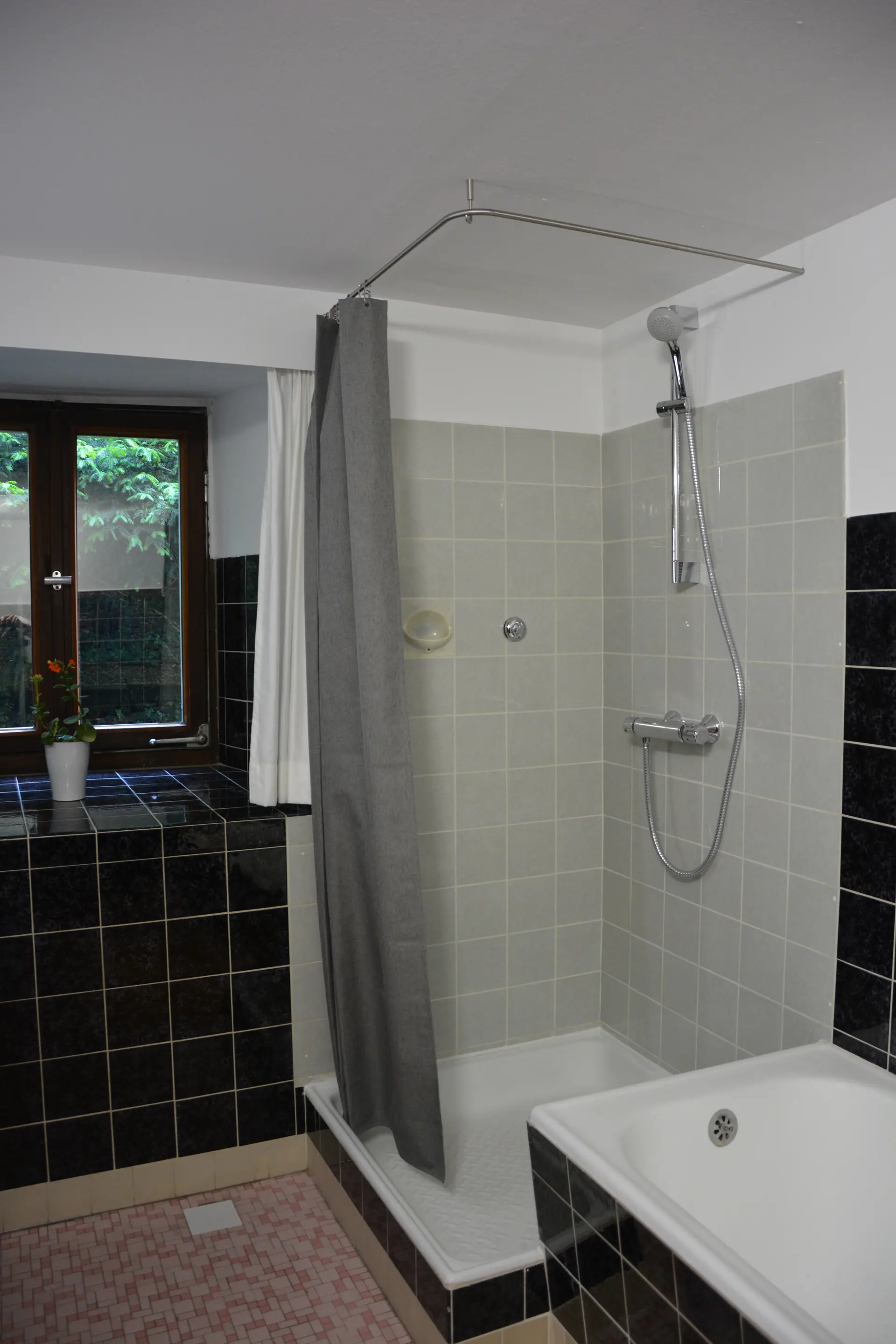 Bad mit Badewanne und separater Dusche
