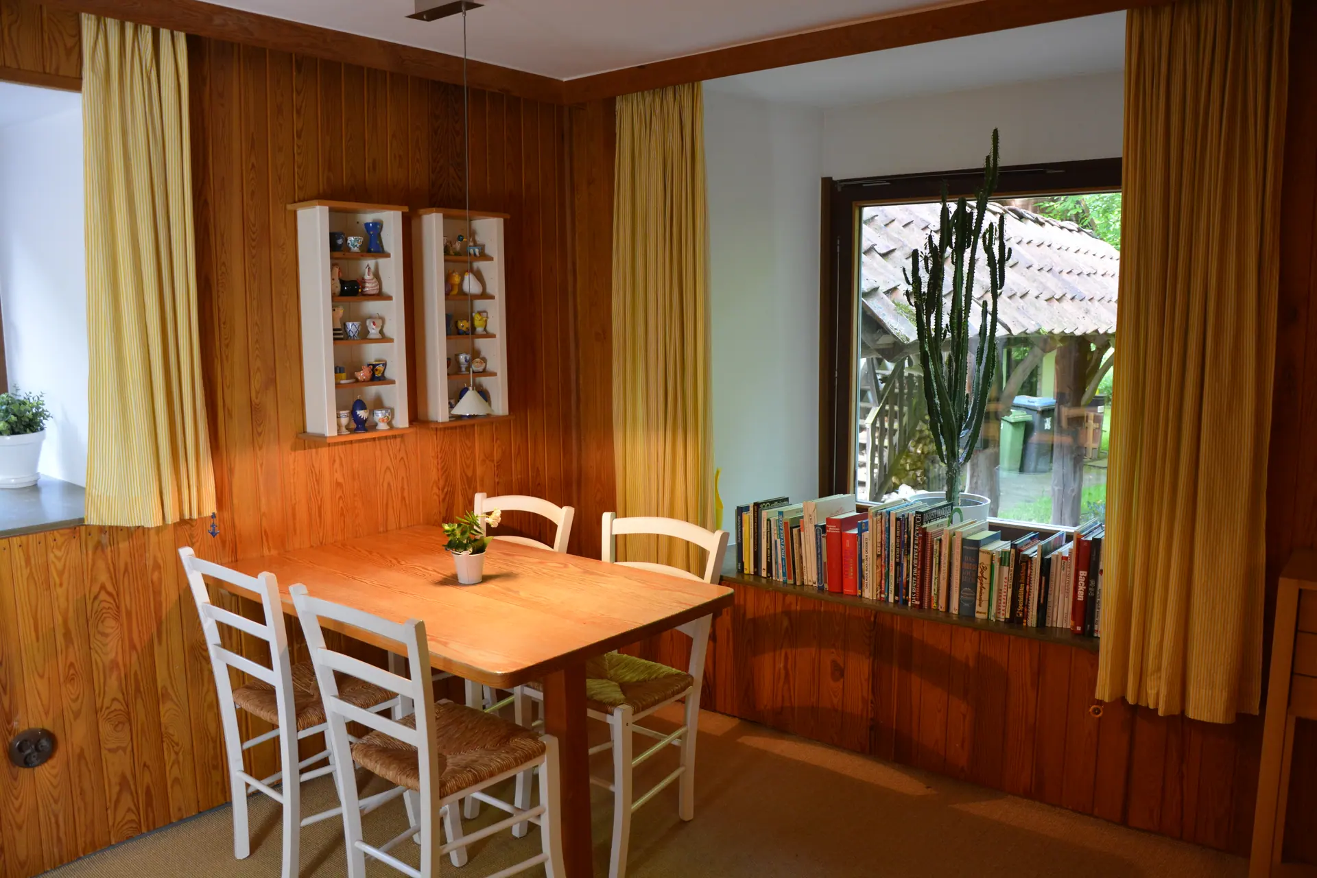 Helle Essecke am Fenster mit Bücherregal