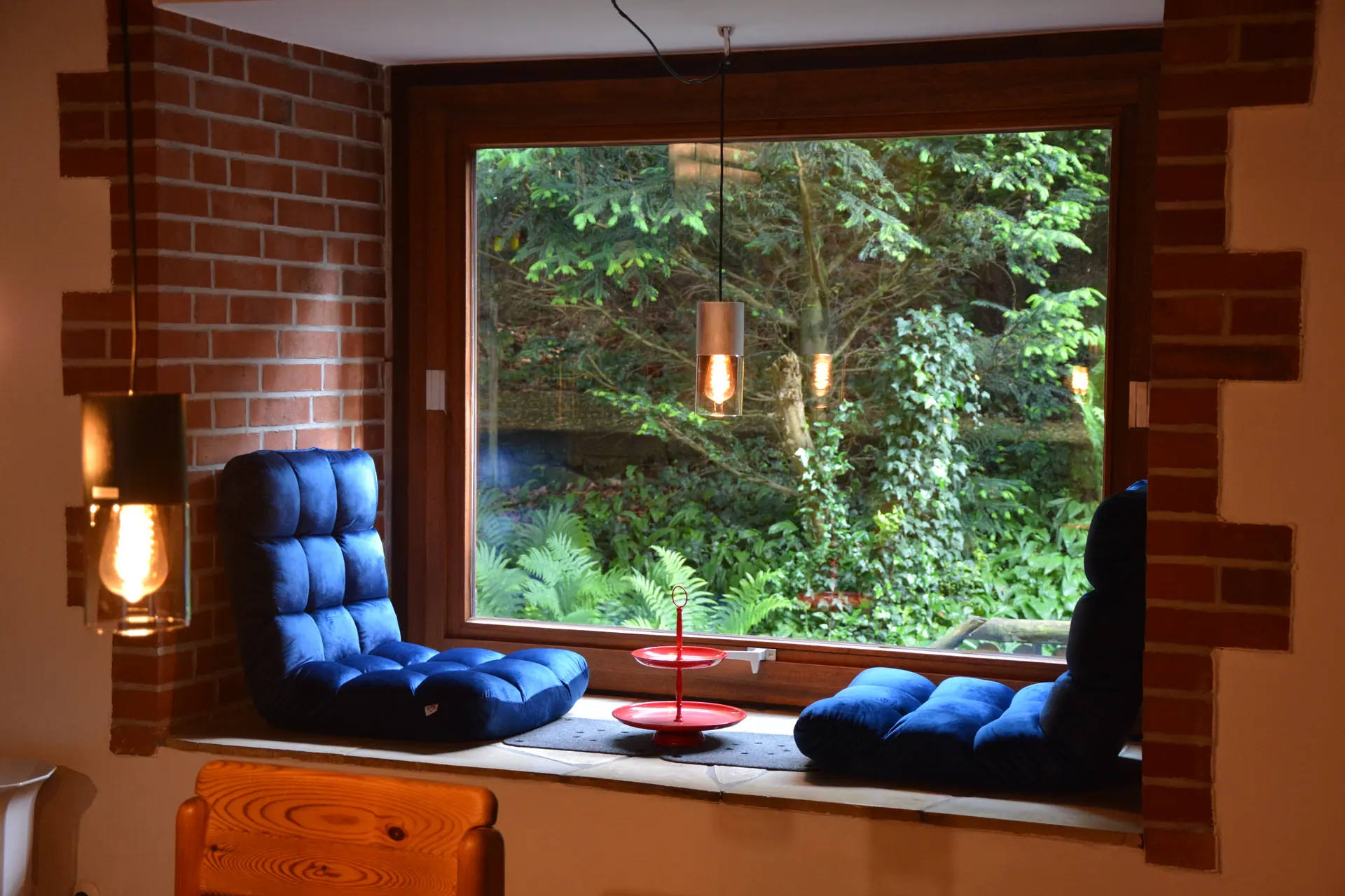 Gemütliche Fensterbank mit Blick in den Wald