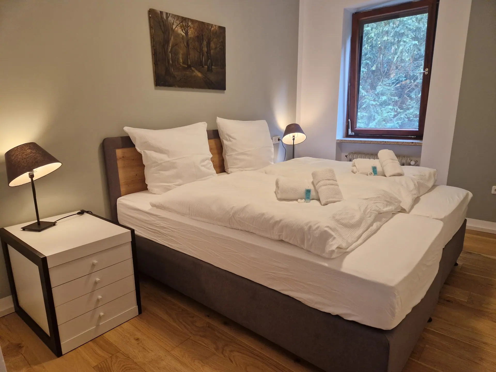 Schlafzimmer 3 mit Doppelbett und Blick ins Grüne