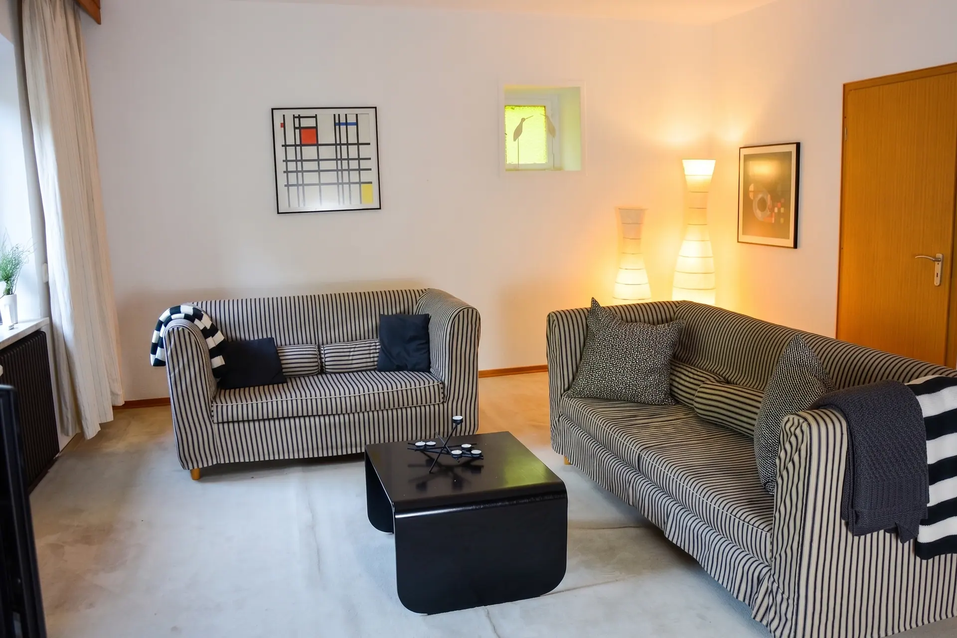 Sitzecke mit zwei Sofas